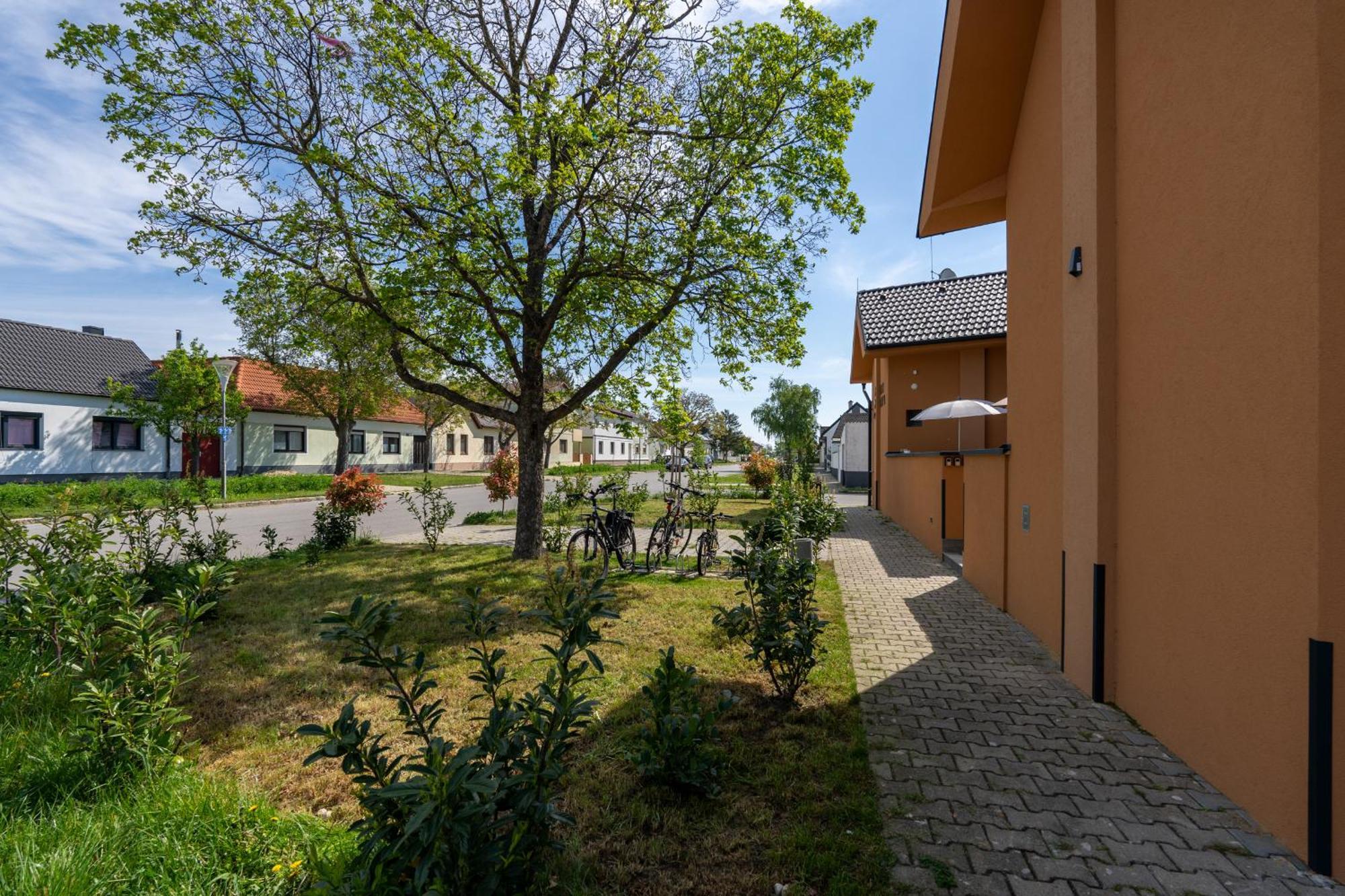 Pension Pannonia Parndorf Eksteriør billede